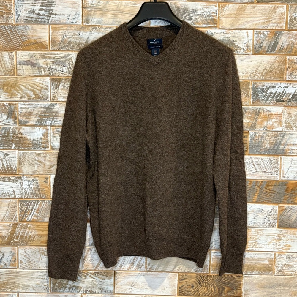 Daniel Hechter V-Neck 2 ply Cashmere Brown Sweater.  Size L. Good Condition.
